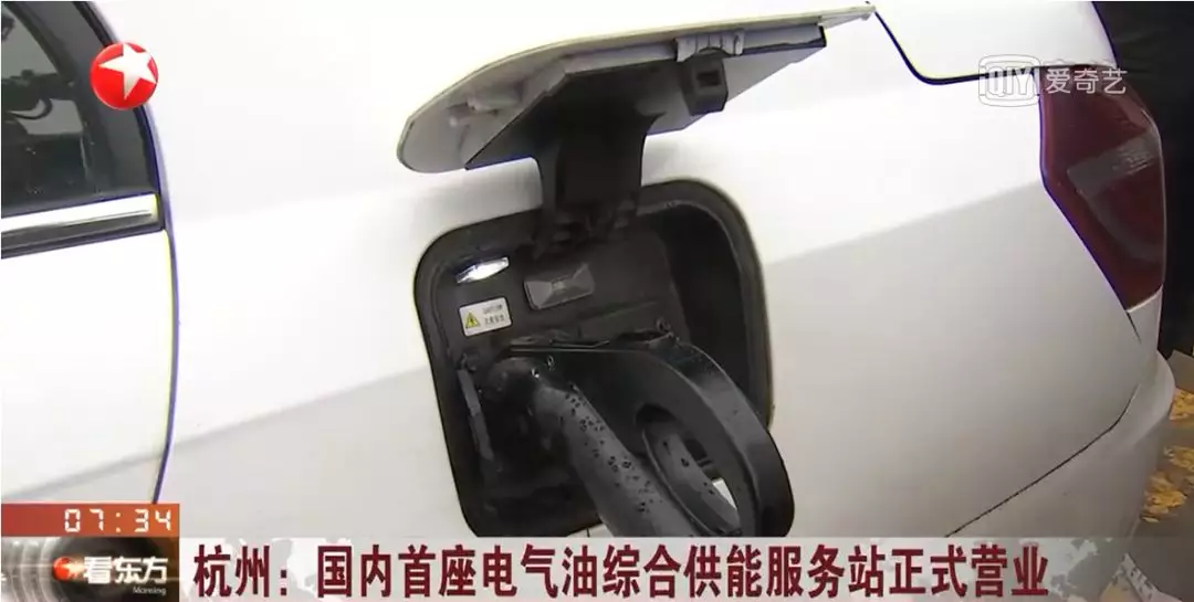 尊龙凯时精彩亮相国内首座电气油综合供能服务站03.jpg
